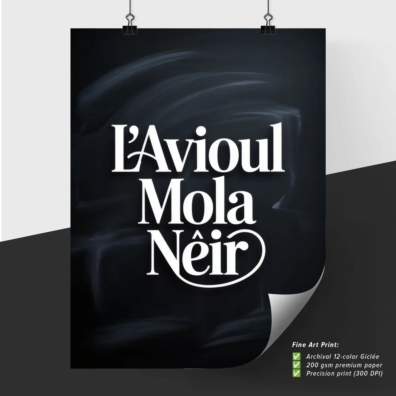 Elegant Typography on Chalkboard Background: L'Avioul Mola Nêir Design Concept for Creative Projects.