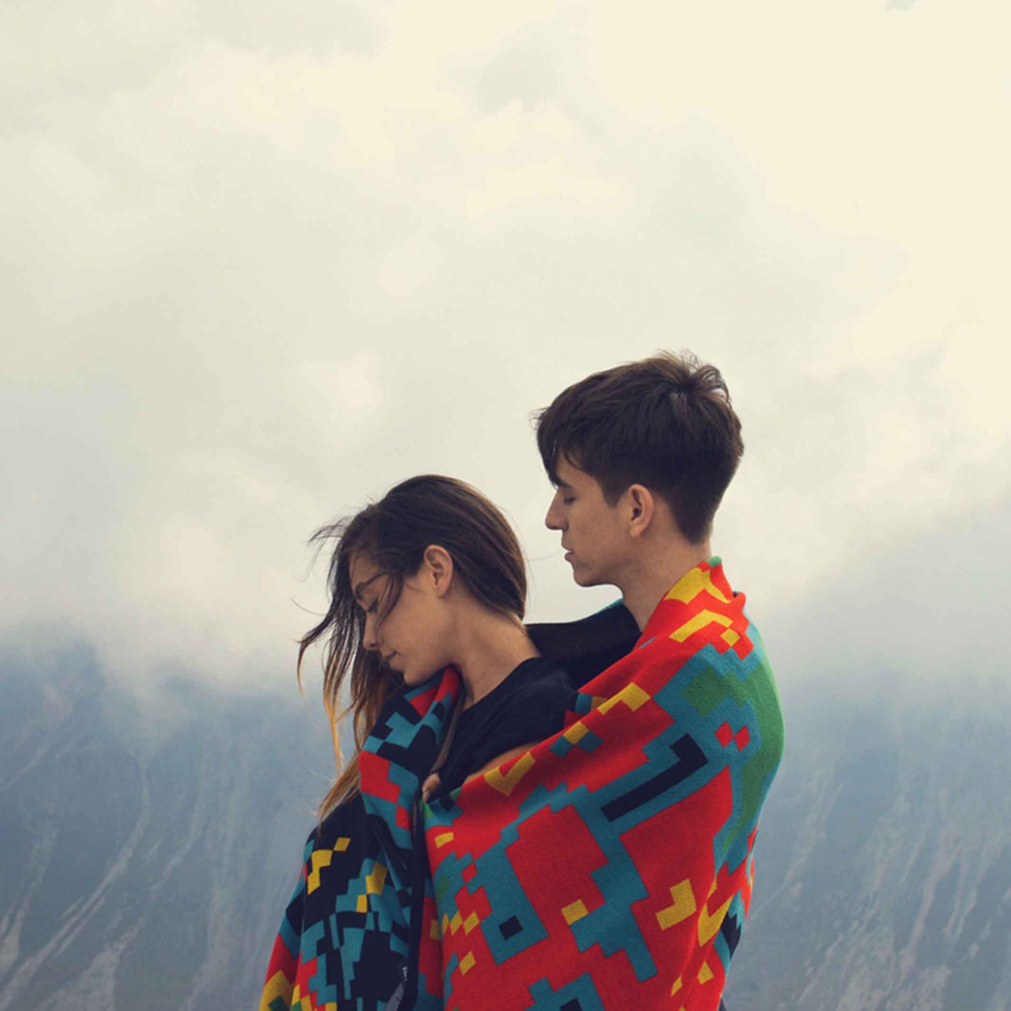 DIGITAL SUNRISE | THROW BLANKET | 185x140 cm | Merino Wool & Silk | Cristian Zuzunaga